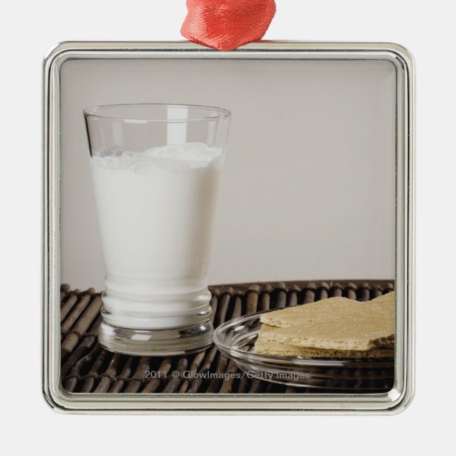 Platte der Imbisse mit einem Glas Milch Silbernes Ornament (Vorne)