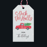 Plattform der Aquarell-Retro rote LKW der Hallen-| Geschenkanhänger<br><div class="desc">Dieser Feiertagsumbau kennzeichnet einen Retro Aquarell gemalten roten LKW mit einem Weihnachtsbaum in der Rückseite und in einem Kranz auf der Tür. Der Schnee auf dem sehr hellblauen Hintergrund fügt eine Touch von whimsy diesem klassischen Entwurf hinzu. Fügen Sie Ihren eigenen Text unter Verwendung der Schablonenform hinzu. Der Schriftart und...</div>