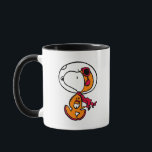 PLATZ | Snoopy Astronaut Tasse<br><div class="desc">Dieses Kunstwerk der Erdnüsse feiert den 50. Jahrestag der Apollo 10 Umlaufbahn des Mondes 1969 und der Apollo 11 Mondlandung. Dieses Design zeigt Snoopy in seinem orangefarbenen Anzug.</div>