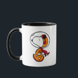 PLATZ | Snoopy Astronaut Tasse<br><div class="desc">Dieses Kunstwerk der Erdnüsse feiert den 50. Jahrestag der Apollo 10 Umlaufbahn des Mondes 1969 und der Apollo 11 Mondlandung. Dieses Design zeigt Snoopy in seinem orangefarbenen Anzug.</div>
