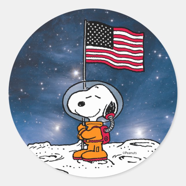 PLATZ | Snoopy mit Flaggenastronaut Runder Aufkleber (Vorderseite)