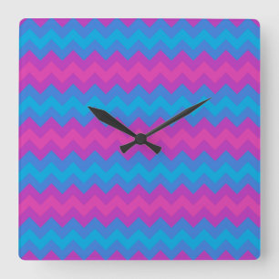 Platz-Uhr: Magenta, Lila, blaue Chevronen Quadratische Wanduhr
