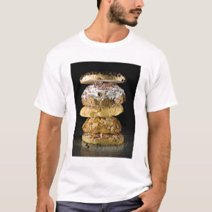 Plätzchen in einem Stapel T-Shirt