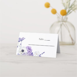 Platzkarte zur Hochzeit von lila Blumenzwiebeln