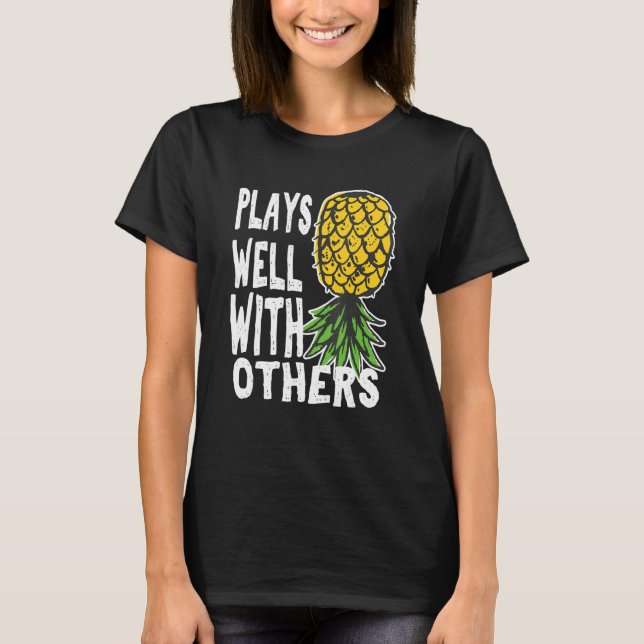 Play Well With Others Up Side Down Pineapple Quote T-Shirt (Vorderseite)