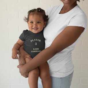 Player 3 mit Namen und Nummer (im Sand) Baby Strampler