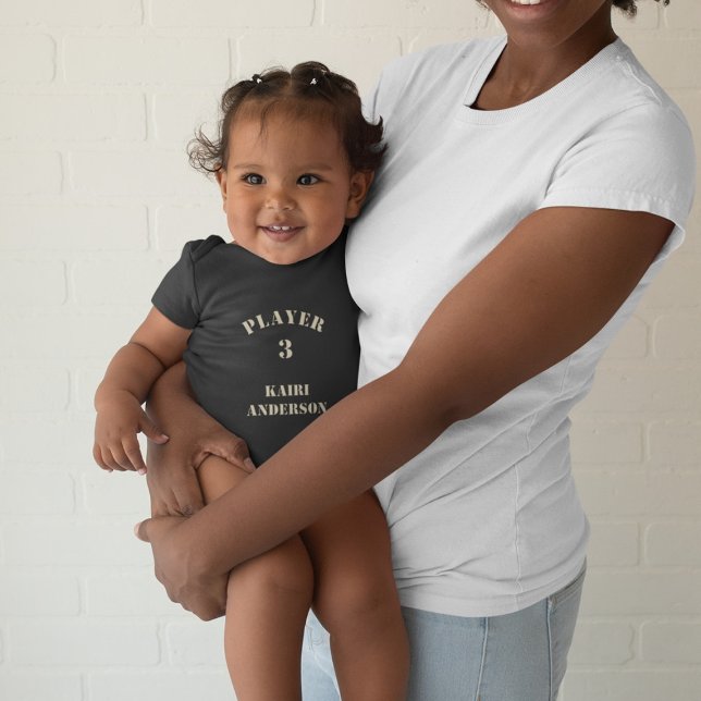 Player 3 mit Namen und Nummer (im Sand) Baby Strampler (Von Creator hochgeladen)