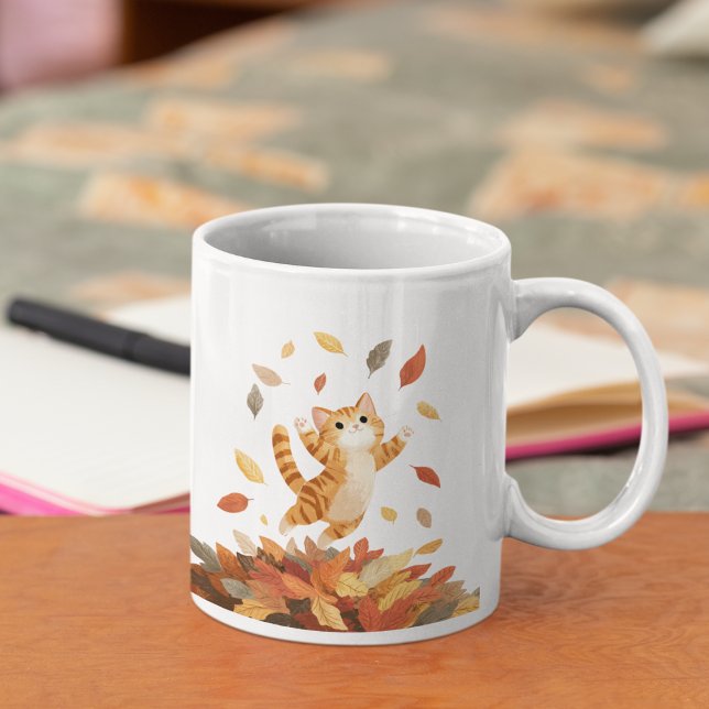 Playful Autumn Cat Mug Cute Gift Kaffeetasse (Playful cat enjoying autumn vibes — perfect cozy mug for cat lovers)