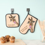 Playful Giraffe Custom Text Funny Ofenhandschuh & Topflappen-Set<br><div class="desc">Happy Playful Giraffe Custom Text and Color Personalisiert Funny Oven Mitt & Pot Holder Set Modernes Design Individualisierbare Geschenke - oder fügen Sie Ihren Text / Name - Wählen Sie Schriftart / Größe / Farbe - Machen Sie Ihre Special Potholders und Oven Mitts Kochen Geschenke ! Ändern und verschieben oder...</div>