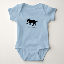 Playful schwarzer Labrador des Babybodysuits