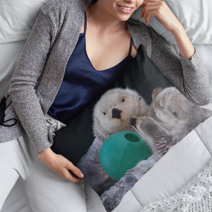 Playful Sea Otters mit Ball Toy Foto Dekokissen
