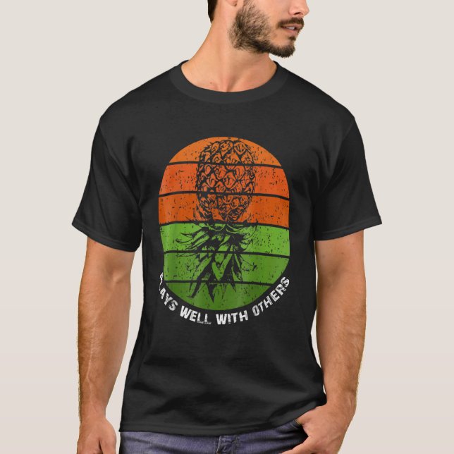 Plays Wells mit anderen Upside Down Ananas T-Shirt (Vorderseite)