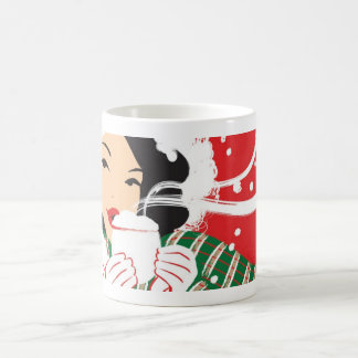 Pleine tasse d'enveloppe de cacao chaud