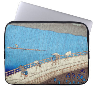 Plötzlicher Regenschauer über der Atake-Brücke, Ut Laptopschutzhülle