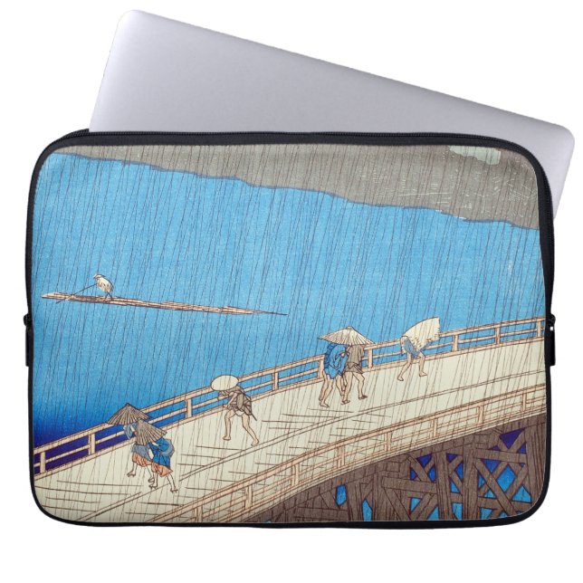 Plötzlicher Regenschauer über der Atake-Brücke, Ut Laptopschutzhülle (Vorderseite)