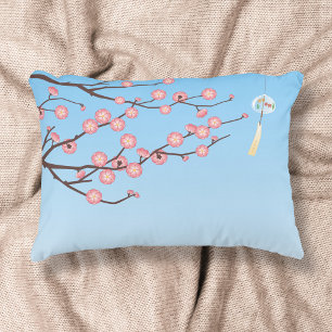 Plum Blossom und Glass Wind Chime auf Light Blue Dekokissen