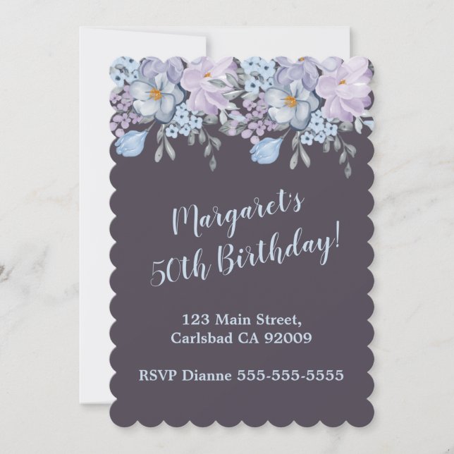 Plum Blue Lavendel Blumendesign 50. Geburtstag Einladung (Vorderseite)