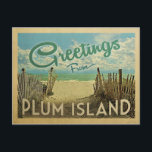 Plum Island Vintage Travel Postcard Postkarte<br><div class="desc">Diese Gruß-From Plum Island Vintage Postcard Design verfügt über einen Sandstrand mit einem schönen türkisfarbenen Ozean Wasser und über dem Meer,  einen blauen Himmel mit billigen weißen Wolken. Im Vintage Reisen Stil.</div>