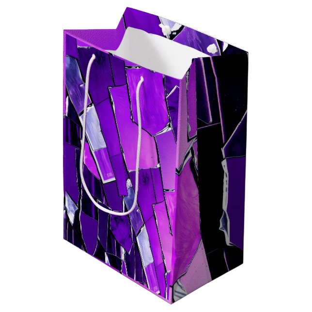 Plum Noir Glitch Glam Metallic Texture Mittlere Geschenktüte (Vorderseite Schrägansicht)