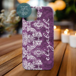 Plum Vintag Damask Muster und Name Case-Mate iPhone Hülle<br><div class="desc">Ein Vintages Muster mit einem trendigen Design mit Juwelenfarben und Eleganz. Elemente können leichter angepasst werden, wenn Sie zuerst alle Foto und Texte ersetzen. Wenn Ihre Kunst noch angepasst werden muss, klicken Sie auf die Schaltfläche Diese anpassen. Das bringt Sie zu einem Designbereich, wo Sie Dinge bewegen und sogar Schriftart...</div>