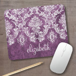 Plum Vintag Damask Muster und Name Mousepad<br><div class="desc">Ein Vintages Muster mit einem trendigen Design mit Juwelenfarben und Eleganz. Elemente können leichter angepasst werden, wenn Sie zuerst alle Foto und Texte ersetzen. Wenn Ihre Kunst noch angepasst werden muss, klicken Sie auf die Schaltfläche Diese anpassen. Das bringt Sie zu einem Designbereich, wo Sie Dinge bewegen und sogar Schriftart...</div>