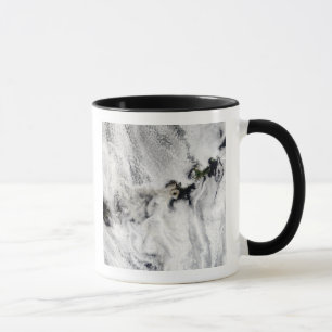 Plume aus dem Okmok-Vulkan, den Aleusianinseln Tasse