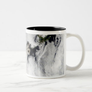 Plume aus dem Okmok-Vulkan, den Aleusianinseln Zweifarbige Tasse