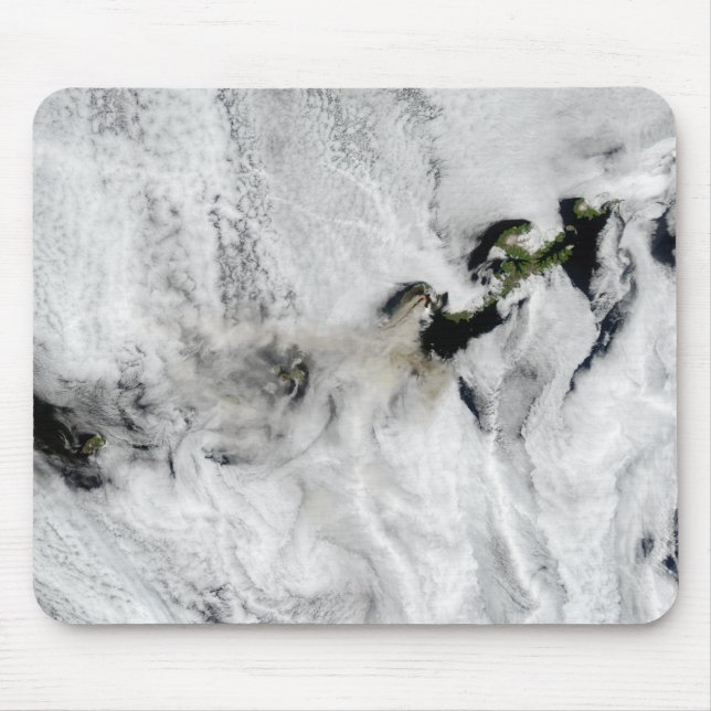 Plume aus dem Okmok-Vulkan, den Aleutianinseln 2 Mousepad (Vorne)