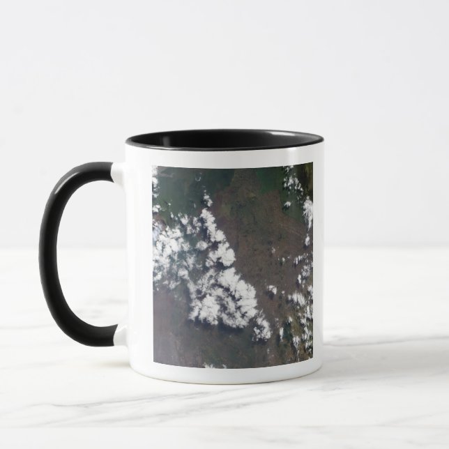 Plume erhebt sich aus dem Vulkan Nyiragongo in der Tasse (Links)