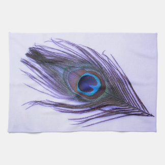 Plume pourpre de paon sur la serviette de cuisine