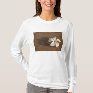 Plumeria am Sandstrand, Maui, Hawaii, USA T-Shirt