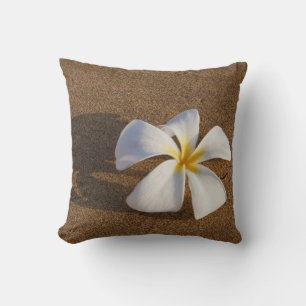 Plumeria an einem Sandstrand, Maui, Hawaii, USA Kissen