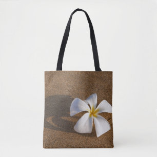 Plumeria an einem Sandstrand, Maui, Hawaii, USA Tasche
