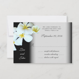 Plumeria auf schwarzen Hochzeitseinladungs-Antwort RSVP Karte