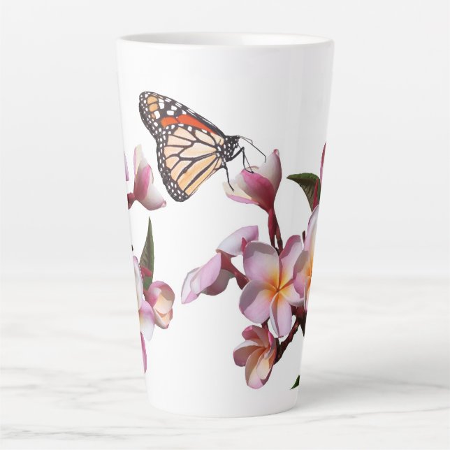 Plumeria-Blumen-Monarch-Schmetterling Latte Tasse (Vorderseite)