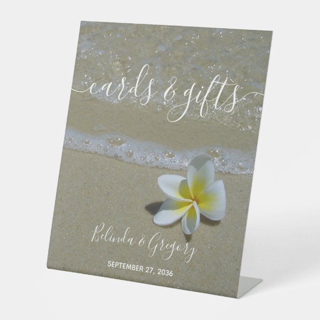 Plumeria Frangipani auf Sand Wedding Cards & Gifts Sockelschild (Vorderseite)