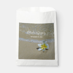 Plumeria Frangipani auf Sand Wedding Geschenktütchen