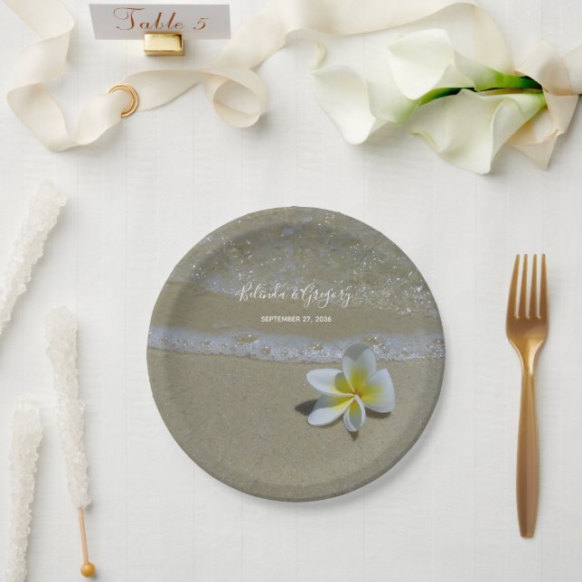Plumeria Frangipani auf Sand Wedding Pappteller (Hochzeit)