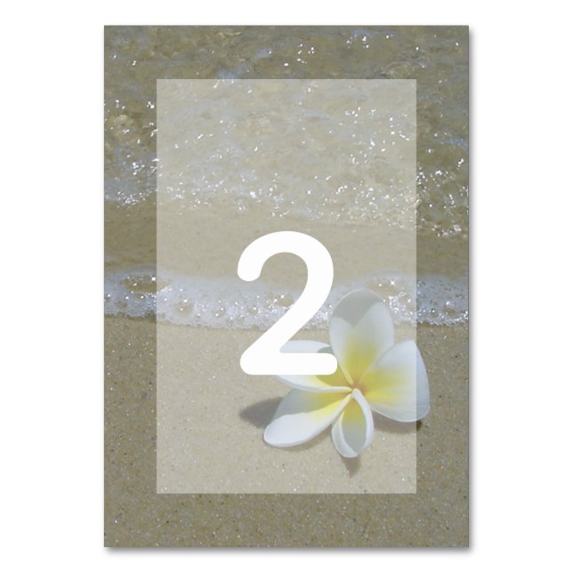 Plumeria Frangipani auf Sand Wedding Tischnummer (Vorderseite)
