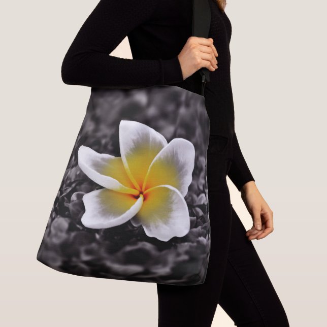 Plumeriafrangipani-Hawaii-Blume Tragetaschen Mit Langen Trägern (Von Nahem)