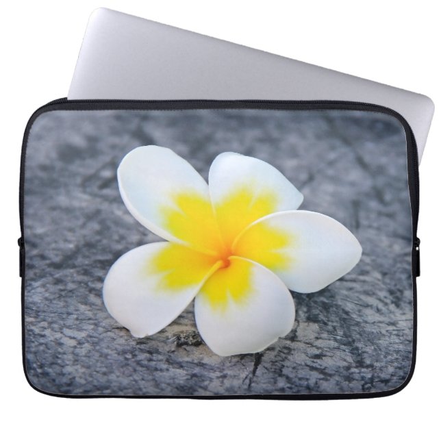 Plumerie Laptopschutzhülle (Vorderseite)