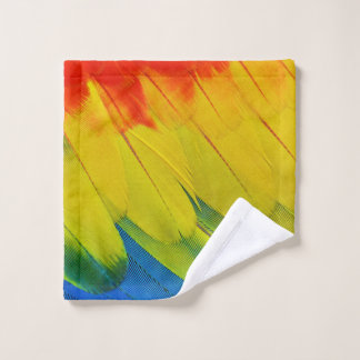 Plumes jaunes, rouges, bleues et vertes