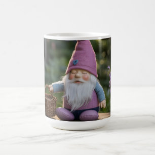 Plüsch-Gnom-Figur mit geflochtenem Korb im Sommer  Kaffeetasse