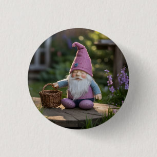 Plüsch-Gnom-Figur mit gewebtem Korb im Sommer  Button