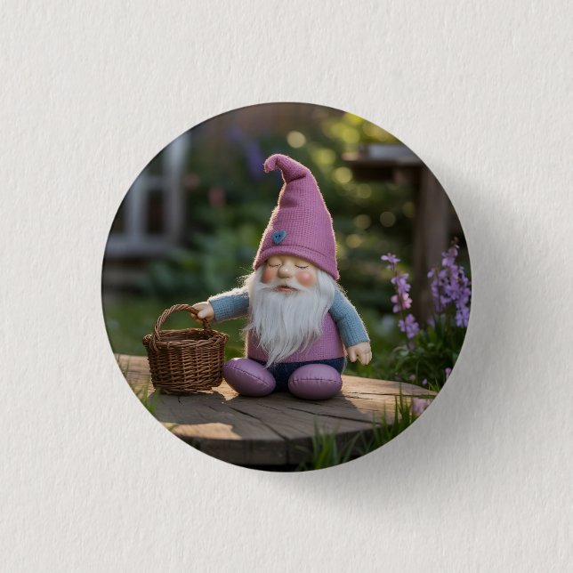 Plüsch-Gnom-Figur mit gewebtem Korb im Sommer  Button (Vorderseite)