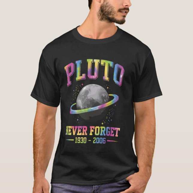 Pluto Never Forge Funny Space Science T-Shirt (Vorderseite)