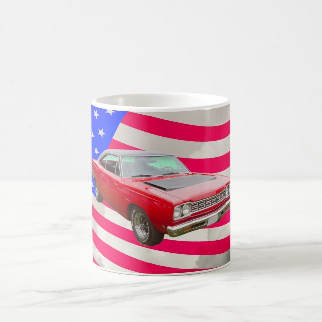 PlymouthRoadrunner 1968 und -amerikanische Flagge Kaffeetasse (Mittel)