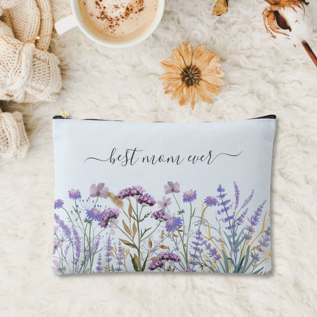 Pochette À Accessoires Aquarelle violet Fleur sauvage Meadow (in situ, on rug)