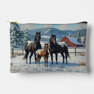 Pochette À Accessoires Chevaux Appaloosa noirs sur une ferme en hiver