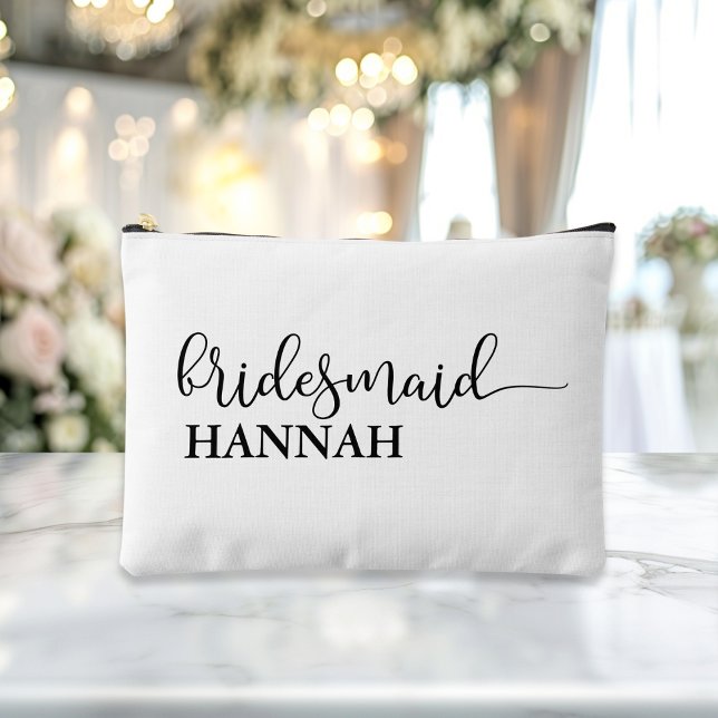 Pochette À Accessoires Demoiselle d'honneur - Équipe de la mariée ! Nom d ("This Bridesmaid / Team Bride accessory and makeup bag showcases a sleek black script font with eleg)